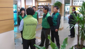 김천시아포읍새마을지도자협의회, 김천시장애인종합복지관 찾아 후원물품 전달 이미지