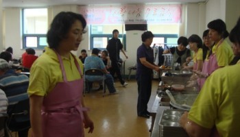 김천의료원 간호과, 국제간호사의 날 맞아 김천시장애인종합복지관에서 무료급식 실시 이미지