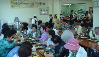 2009-05-28 (주)풀무원ECMD(대표이사 한윤우) 김천시장애인종합복지관에서 무료급식 실시 이미지