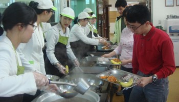 (주)풀무원ECMD 김천시장애인종합복지관에서 무료급식 행사 ‘이씨엠디 사랑나눔’ 실시 이미지