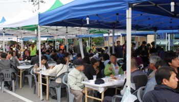 “나눔+실천=행복지수 두배” 2010 해도두리 사랑의 먹거리장터 열려 이미지