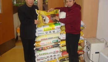 2010-02-12 웨딩사진촌(대표 손영복) 개업 축하화환 대신 받은 쌀, 복지관에 전달 이미지