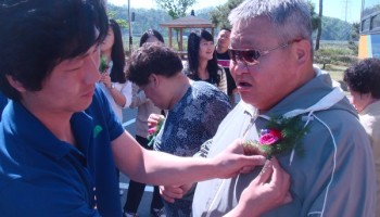 어버이날 카네이션 달아드리기 이미지