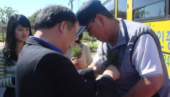 어버이날 카네이션 달아드리기 이미지